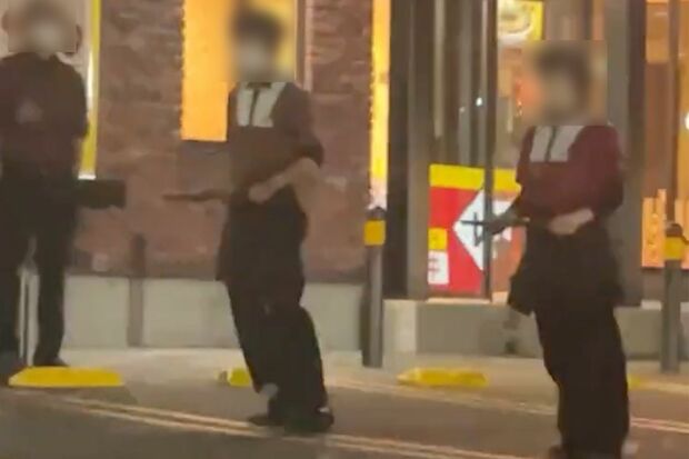 奥には、配膳トレーニングをする店員の動きを厳しくチェックする上司らしき人が（Twitterより）