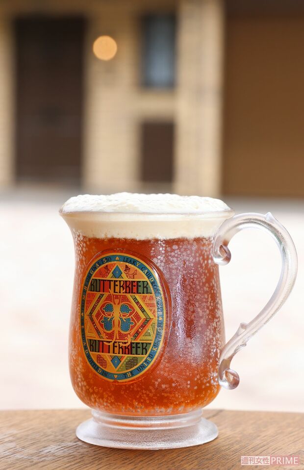 世界最大のバタービールバー。“魔法使いの飲み物”をテラスでぜひ（撮影／吉岡竜紀）