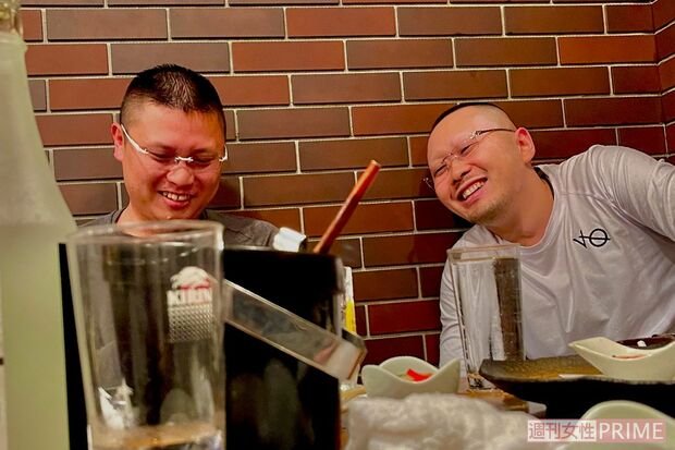 居酒屋で笑顔で楽しそうに話す佐々木被告（左）と山中組長（右、関係者提供）