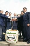 裕次郎さんの墓前に都知事当選を報告した石原慎太郎さん(撮影/佐藤靖彦)