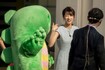 『Live News it!』でのガチャピンとの共演の合間に和気あいあいな加藤綾子(2020年5月)