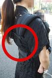 子どもを連れた母親も狙われる。商業施設で抱っこ紐のバックルがはずされる被害に遭った女性も(2019年撮影)。円内がはずされた部分