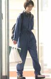 『極悪女王』の撮影を終えた唐田えりかはジャージにスニーカーというラフな私服で、共演した女優と談笑していた(2022年)