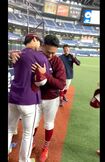 安樂智大のモノマネ後、田中将大から抱擁される内星龍（東北楽天ゴールデンイーグルス公式Xより）