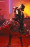 フリルたっぷりの赤い衣装で『TANGO NOIR』を歌いあげる中森明菜