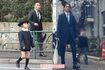 歌舞伎に出演中のため入学式の途中で中座した市川右團次。手前は長男のタケルくん(左)。緊張ぎみの息子の手を引いて、学校までエスコートしていた瑛太(右)('17年4月)