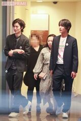 岡田将生、藤本沙紀、中川大志　岡田と中川は、黒の上下に白スニーカーという