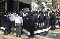 「5年以内に死ぬ!」反ワクチン団体が接種会場で“テロ行為”、警察出動も止まぬ怒号