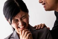 統一地方選挙が後半戦へ!女性候補を悩ませる有権者や同僚議員からの「無理やりキス・デュエット強要・投票…