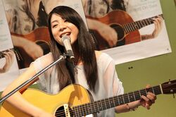 2010年9月には、都内で自身初となるギャラリー展を開き、ファンの前で『トイレの神様』を生披露した