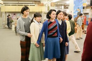 上野駅。いなくなった澄子を捜していた乙女たちは、怪しげな男にからまれてしまう／5月16日放送　(c)NHK