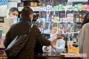 シュークリームの差し入れをして、帰り際に手を握る男性客　撮影／伊藤和幸