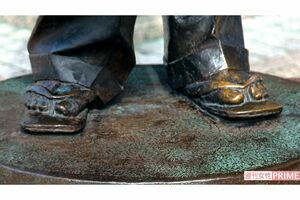 柴又駅の寅さん像の左足が光るのは…　撮影／齋藤周造