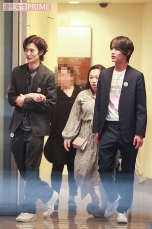 岡田将生、藤本沙紀、中川大志　岡田と中川は、黒の上下に白スニーカーという