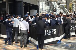 東京ドームで反ワクチン団体が抗議している様子