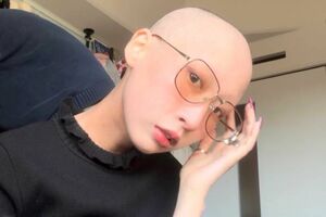 「サイタマ」の名前で活動する29歳のSNSクリエイター。2022年にステージ4のがんが見つかり、現在も闘病を続けながら日常や思いを発信している。飾らない言葉とユーモアを交えた投稿が共感を呼び、フォロワーを中心に多くの支持を集めている。