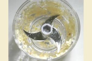 薬味チョッパーでにんにくをみじん切りにしてみた（筆者撮影／東洋経済オンライン）