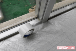 曲がらないようにビニールテープを貼って