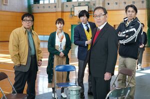 人気教師の武智（中央）が本当の黒幕なのか……　(c)日本テレビ