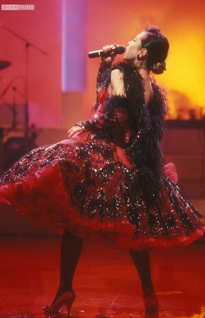 フリルたっぷりの赤い衣装で『TANGO NOIR』を歌いあげる中森明菜