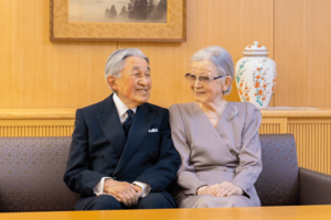 ふたりの子どもは、上皇ご夫妻にとっては初ひ孫となる(宮内庁提供写真)