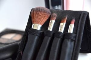 定期的にメイクツールのお手入れを。パレット付属のブラシやアイラッシュカーラーのゴムも忘れずに