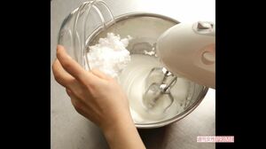 上白糖は、3回ほどに分けて加える