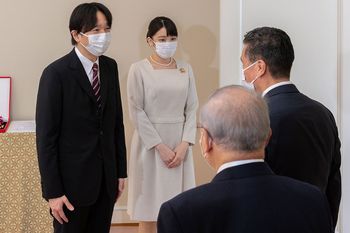 10月5日、南米パラグアイとの友好関係に寄与したとして、大使から勲章を贈られた秋篠宮さまと眞子さま