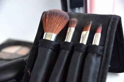 定期的にメイクツールのお手入れを。パレット付属のブラシやアイラッシュカーラーのゴムも忘れずに