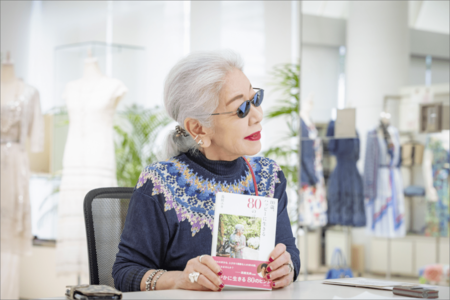 できたての著書を手に微笑む鳥居さん