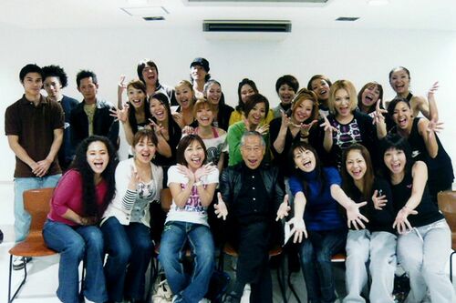 ’08年、沖縄アクターズのみんなと。父とは約10年、音信不通