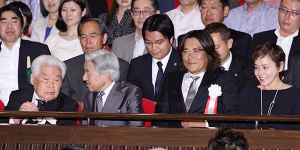 天皇陛下の左に新藤兼人監督、右に豊川悦司、大竹しのぶ