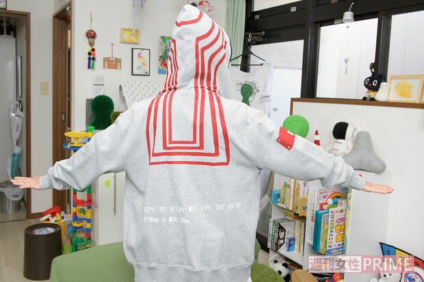 箸墓古墳のデータをもとに作成されたパーカー。背中部分には緯度や長さなどの数値が