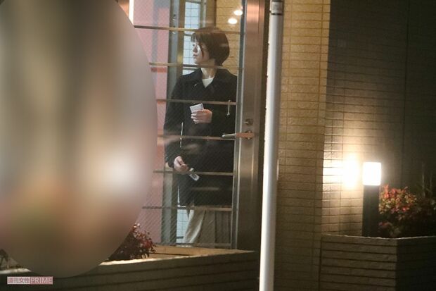 今年1月に平塚のマンションで密会していたふたり。この時期から、すでに一緒の時間を楽しんでいたことがわかる