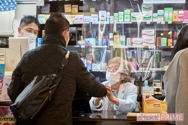 シュークリームの差し入れをして、帰り際に手を握る男性客　撮影／伊藤和幸