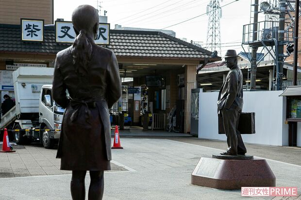 京成線柴又駅前には、映画のワンシーンのような寅さんとさくらが　撮影／齋藤周造