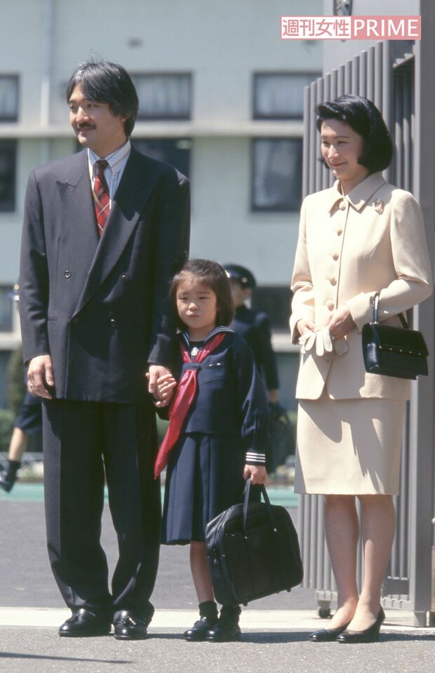'98年4月、『学習院初等科』の入学式に手をつないで臨まれた秋篠宮ご夫妻と眞子さま