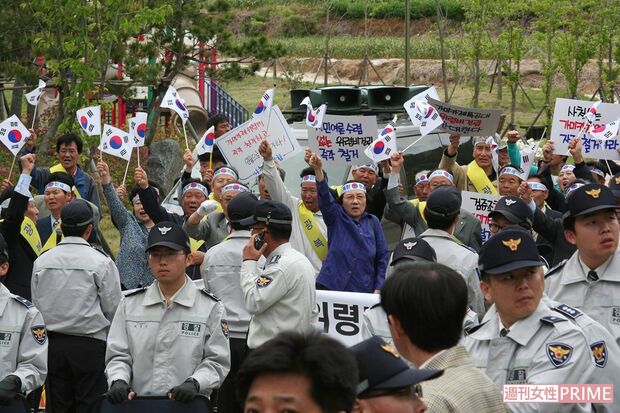 シュプレヒコールする光復会のメンバーとそれを取り囲む警察隊