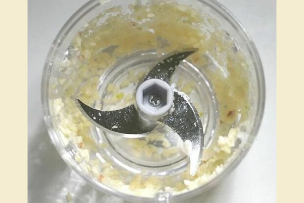 薬味チョッパーでにんにくをみじん切りにしてみた（筆者撮影／東洋経済オンライン）