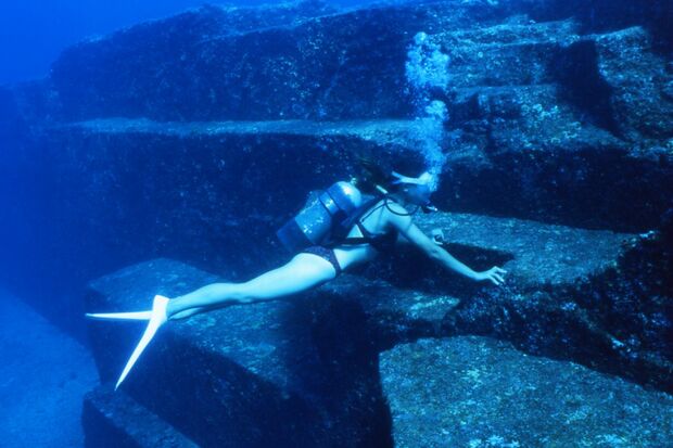 与那国を世界的に知らしめることになった海底遺跡の様子