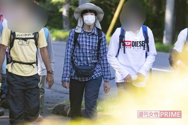 朝の7時に宿を出発し登山へ向かわれる悠仁さま。すれ違う人たちに会釈される場面も