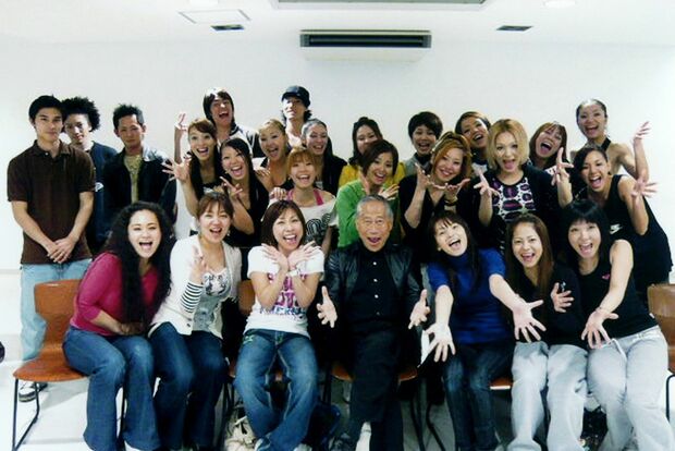 ’08年、沖縄アクターズのみんなと。父とは約10年、音信不通