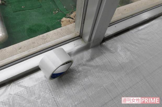 曲がらないようにビニールテープを貼って