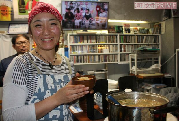 豚汁をふるまう氷河期ネットの増山代表。今後は千葉などでも開催予定