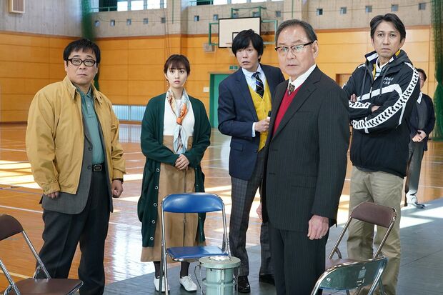 人気教師の武智(中央)が本当の黒幕なのか…… (c)日本テレビ