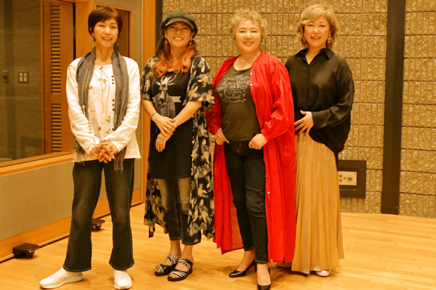 昨年、麻倉さんはデビュー40周年アルバムをリリース。コーラスとして参加した（左から）庄野真代さん、石井明美さん、（右端の）澤田知可子さんと記念撮影