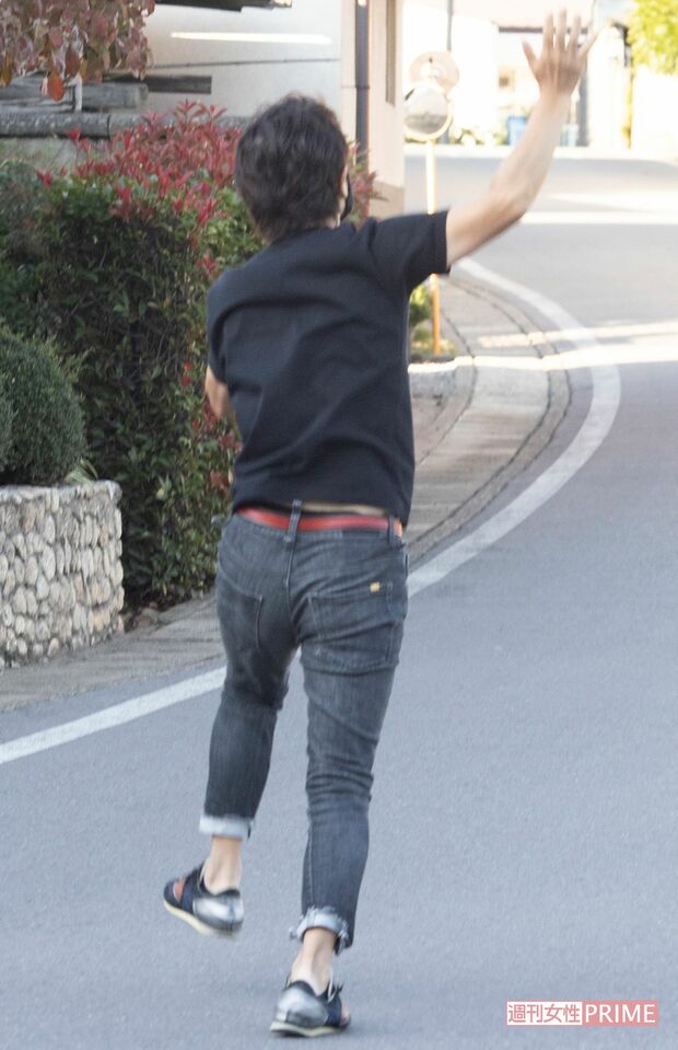 直撃後、ジャンプポーズを決める川越達也シェフ