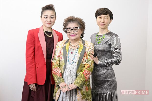 左から長女淳子、節子、次女三宅藤九郎のゴージャスな一家。インタビュー中、ときどき娘たちも解説してくれた