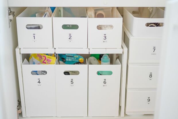 生活感が出やすい洗剤や掃除グッズも、シンプルなボックスに入れることで整然と。写真／フジモリタイシ、ヒラヤマタイジロー（『スキマをうめる収納ルール』より）