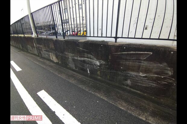 事故を起こした斉藤容疑者のタクシーは壁に当たりながら逃走